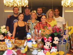 Susana Vieira Instagram - Minha maior alegria!!! Comemorar meus 82 anos com muita saude, alegria e ao lado dos meus bens mais preciosos, minha Familia e amigos agregados que fazem os meus dias mais especiais. 🎉 obrigada @patycantoni  por registrar os momentos mais lindos @brancorodrigo por proporcionar essa recepcao e tornar esse aniversário mais incrivel @camilabarquete sem palavras pra agradecer essa mesa linda. ❤️❤️❤️