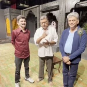 Sushant Shelar Instagram - महाराष्ट्राचे लोकप्रिय मुख्यमंत्री श्री. एकनाथजी शिंदे साहेब यांच्या लोकोपयोगी विचारसरणी तसेच शिवसेना पक्षाचे सचिव आणि शिव चित्रपट सेनेचे अध्यक्ष सुशांत शेलार यांनी मंगेशकर नाट्यगृह  या ठिकाणी ( स्थळ आलंय धाऊन ) या नाटकाच्या प्रयोगा दरम्यान तिथे उपस्थित कलाकार श्री संजय मोने, श्री गिरीष ओक, पौर्णिमा तलवळकर  यांच्या हस्ते पडद्यामागील कलाकारांना छत्री भेट म्हणून देण्यात आली.
.
.
#छत्रीवाटप #SanjayMone #girishoak #pournimatalvalkar #ekanthshindesaheb #DrShrikantShinde #कलाकार #actors #aplishivsena
#शिंदे_सरकार
#महाराष्ट्रातील_सुवर्णयोग
#जनतेचामुख्यमंत्री
#शिवसेना
#शिवचित्रपटसेना
. 
. 
#sushantshelar
#Shivsena #शिवसेना
