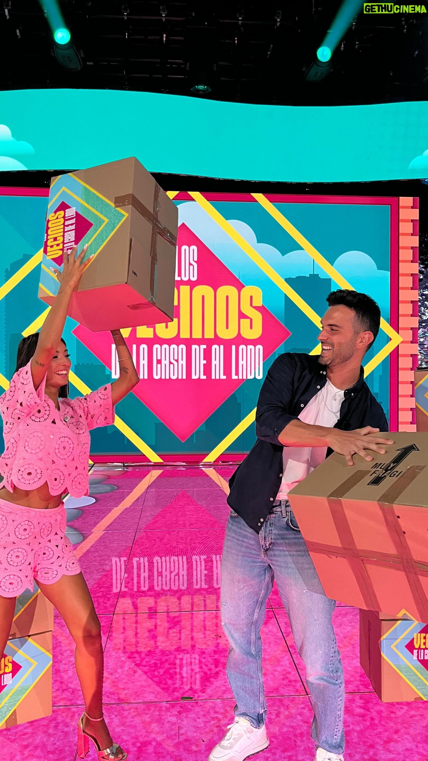 Suso Álvarez - 89.1K Likes - Me acuerdo de la primera vez que te vi y fue cruzándome en un pasillo, puedo decir que fue el flechazo de mi vida.
Después cuando te tuve delante creo que mi cara lo decía todo.
Se me cae la baba contigo desde el primer día que te vi, el único que me defendía siempre🙏🏾
Recuerdo nuestra primera foto, cada plató que tenía contigo que me ponía a temblar porque sabía que te iba a ver y después no quería que acabase para que no te fueses.
Recuerdo cada conversación, cada palabra, y si.. me declaré yo.. pero él dice que siempre le ha gustado lo valiente que soy para todo.
Nos hemos encontrado en el momento perfecto, ahora que soy mi mejor versión, te puedo querer, admirar, enseñar, cuidar y hacer reír cada día que compartimos.
Gracias por hacerlo tú también y hacerme sentir la mujer más feliz y afortunada del mundo, gracias por aceptarme con todo y aceptar y amoldarte a mi vida y mi familia.
Eres inigualable y por ello.. te voy a querer y cuidar hasta que Dios quiera, mientras tanto, sigamos construyendo el amor.
Creo en el destino y estábamos destinados🩷🤜🏽🤛🏽 @oficialsusogh16
“Si piensan que estoy loca que sea loca de amor”