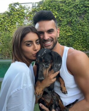 Suso Álvarez Instagram - Era un secreto a voces… al final mi pico y pala funcionó 🤪
Os presento a MI FAMILIA 👫🐶
( A Lobo y a Suso le gusta por igual hacerse fotos… nada🤣)
Pero aquí manda la leona 🦁 
Os quiero 🩷🤜🏽🤛🏽