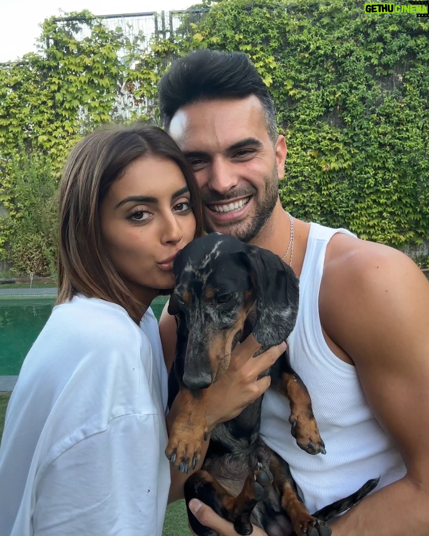 Suso Álvarez - 393.7K Likes - Era un secreto a voces… al final mi pico y pala funcionó 🤪
Os presento a MI FAMILIA 👫🐶
( A Lobo y a Suso le gusta por igual hacerse fotos… nada🤣)
Pero aquí manda la leona 🦁
Os quiero 🩷🤜🏽🤛🏽