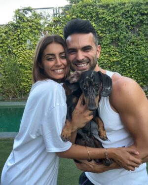 Suso Álvarez Instagram - Era un secreto a voces… al final mi pico y pala funcionó 🤪
Os presento a MI FAMILIA 👫🐶
( A Lobo y a Suso le gusta por igual hacerse fotos… nada🤣)
Pero aquí manda la leona 🦁 
Os quiero 🩷🤜🏽🤛🏽