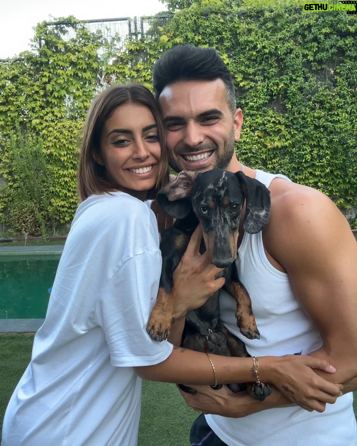 Suso Álvarez - 393.7K Likes - Era un secreto a voces… al final mi pico y pala funcionó 🤪
Os presento a MI FAMILIA 👫🐶
( A Lobo y a Suso le gusta por igual hacerse fotos… nada🤣)
Pero aquí manda la leona 🦁
Os quiero 🩷🤜🏽🤛🏽