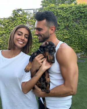 Suso Álvarez Instagram - Era un secreto a voces… al final mi pico y pala funcionó 🤪
Os presento a MI FAMILIA 👫🐶
( A Lobo y a Suso le gusta por igual hacerse fotos… nada🤣)
Pero aquí manda la leona 🦁 
Os quiero 🩷🤜🏽🤛🏽