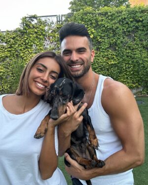 Suso Álvarez Instagram - Era un secreto a voces… al final mi pico y pala funcionó 🤪
Os presento a MI FAMILIA 👫🐶
( A Lobo y a Suso le gusta por igual hacerse fotos… nada🤣)
Pero aquí manda la leona 🦁 
Os quiero 🩷🤜🏽🤛🏽