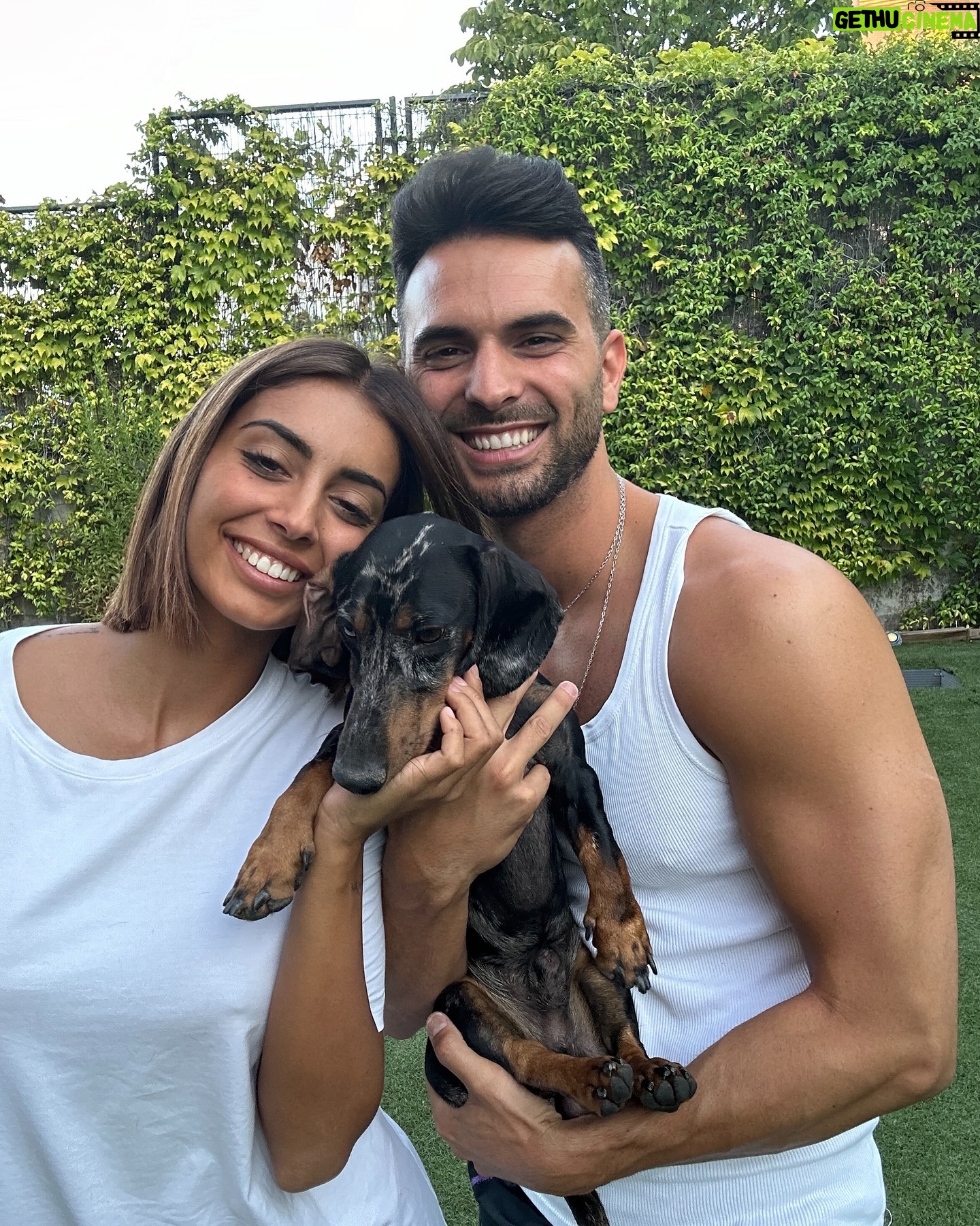 Suso Álvarez - 393.7K Likes - Era un secreto a voces… al final mi pico y pala funcionó 🤪
Os presento a MI FAMILIA 👫🐶
( A Lobo y a Suso le gusta por igual hacerse fotos… nada🤣)
Pero aquí manda la leona 🦁
Os quiero 🩷🤜🏽🤛🏽
