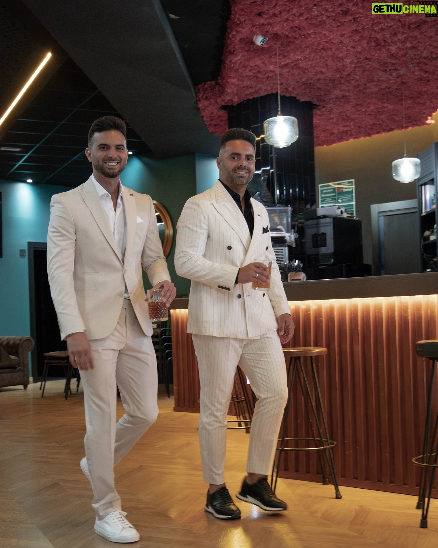 Suso Álvarez - 23.3K Likes - Para los trajes me gusta la perfección, y gracias a mi amigo @david_sotoca la he encontrado.
Todo sus trajes son personalizados y a medida.
Estoy impaciente de contar todos los proyectos que vienen de camino, solo deciros que este grandísimo proyecto acaba de comenzar.
@donfelix_moda 👔
@deliart.x 📸
@uniquecoffeedrink
