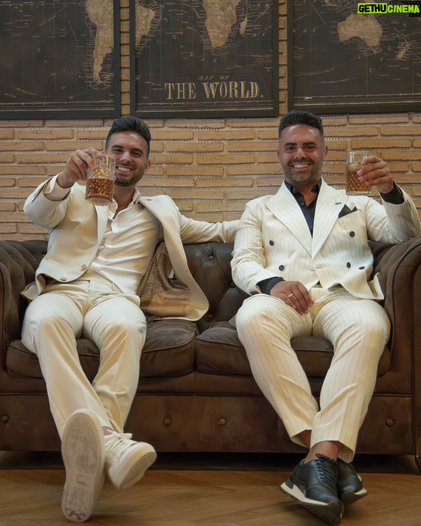 Suso Álvarez - 23.3K Likes - Para los trajes me gusta la perfección, y gracias a mi amigo @david_sotoca la he encontrado.
Todo sus trajes son personalizados y a medida.
Estoy impaciente de contar todos los proyectos que vienen de camino, solo deciros que este grandísimo proyecto acaba de comenzar.
@donfelix_moda 👔
@deliart.x 📸
@uniquecoffeedrink