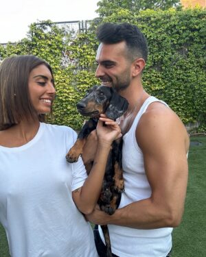 Suso Álvarez Instagram - Era un secreto a voces… al final mi pico y pala funcionó 🤪
Os presento a MI FAMILIA 👫🐶
( A Lobo y a Suso le gusta por igual hacerse fotos… nada🤣)
Pero aquí manda la leona 🦁 
Os quiero 🩷🤜🏽🤛🏽