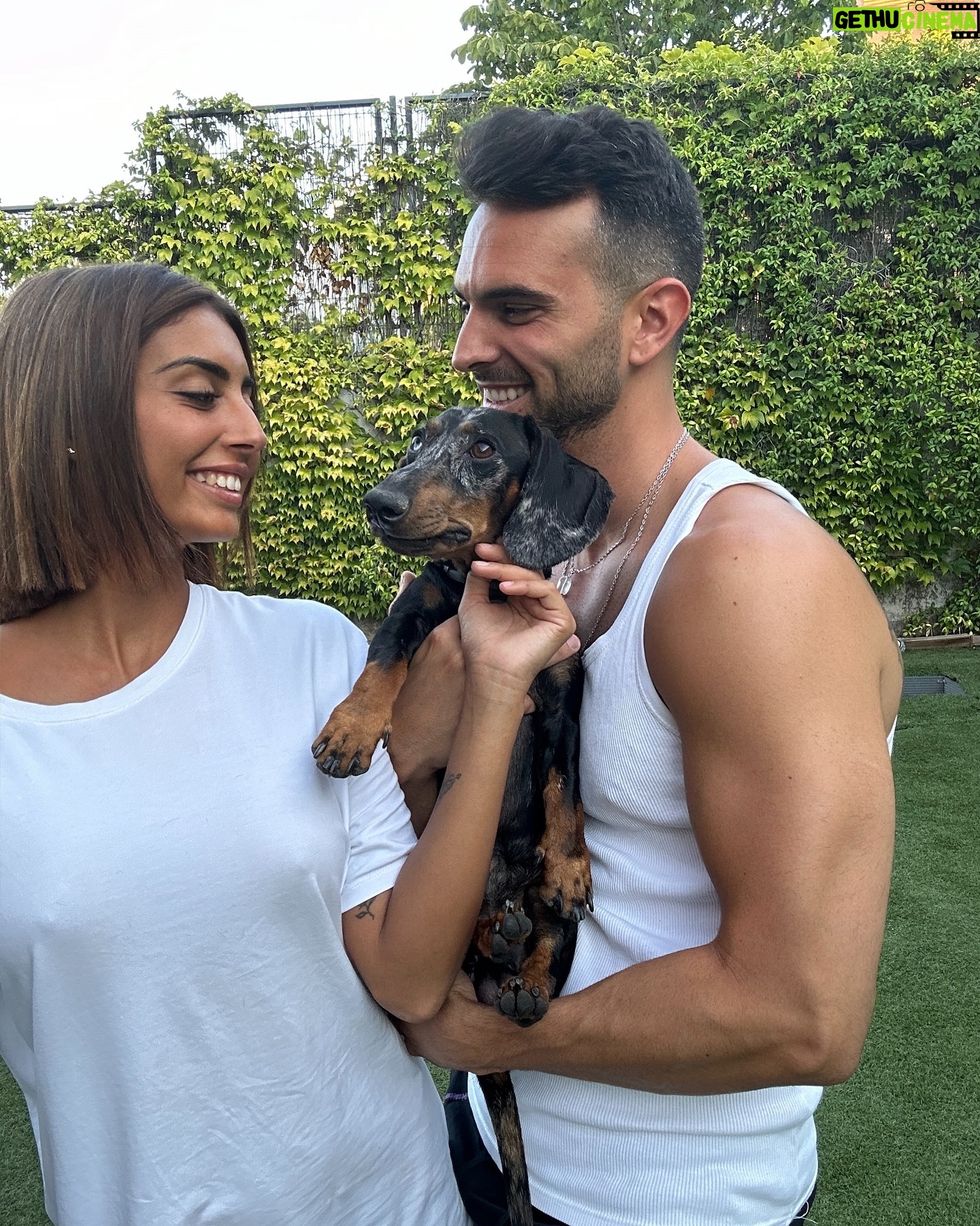 Suso Álvarez - 393.7K Likes - Era un secreto a voces… al final mi pico y pala funcionó 🤪
Os presento a MI FAMILIA 👫🐶
( A Lobo y a Suso le gusta por igual hacerse fotos… nada🤣)
Pero aquí manda la leona 🦁
Os quiero 🩷🤜🏽🤛🏽