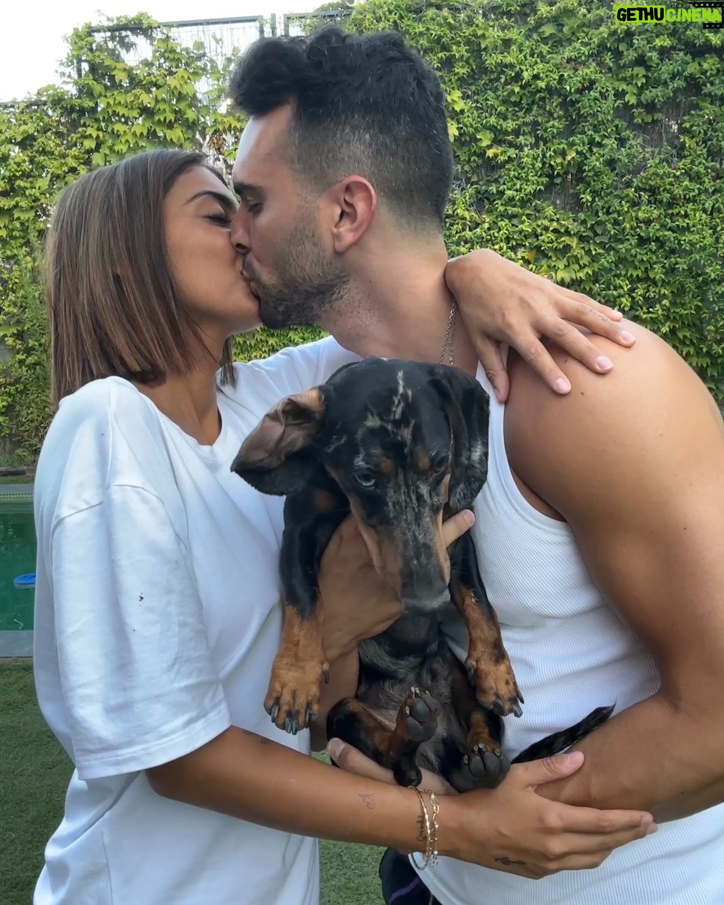 Suso Álvarez - 393.7K Likes - Era un secreto a voces… al final mi pico y pala funcionó 🤪
Os presento a MI FAMILIA 👫🐶
( A Lobo y a Suso le gusta por igual hacerse fotos… nada🤣)
Pero aquí manda la leona 🦁
Os quiero 🩷🤜🏽🤛🏽