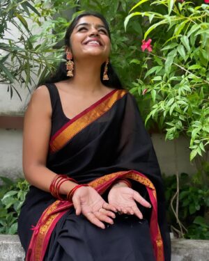Suveta Shrimpton Instagram - Karutha penne 🖤
Beautiful saree @unnatisilks 
Pc @ak_morningstar____ 🧜🏾‍♂️♥️
.
.
.
#sareelove #sareefashion #instagood #trendingnow #blacksareelove #nomakeupmakeup #suvetashrimpton #suveta