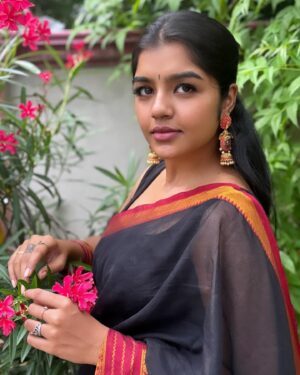 Suveta Shrimpton Instagram - Karutha penne 🖤
Beautiful saree @unnatisilks 
Pc @ak_morningstar____ 🧜🏾‍♂️♥️
.
.
.
#sareelove #sareefashion #instagood #trendingnow #blacksareelove #nomakeupmakeup #suvetashrimpton #suveta