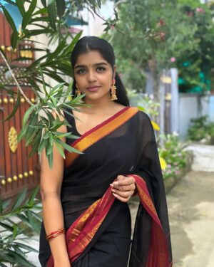 Suveta Shrimpton Instagram - Karutha penne 🖤
Beautiful saree @unnatisilks 
Pc @ak_morningstar____ 🧜🏾‍♂️♥️
.
.
.
#sareelove #sareefashion #instagood #trendingnow #blacksareelove #nomakeupmakeup #suvetashrimpton #suveta