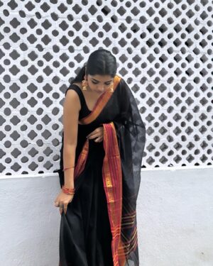 Suveta Shrimpton Instagram - Karutha penne 🖤
Beautiful saree @unnatisilks 
Pc @ak_morningstar____ 🧜🏾‍♂️♥️
.
.
.
#sareelove #sareefashion #instagood #trendingnow #blacksareelove #nomakeupmakeup #suvetashrimpton #suveta