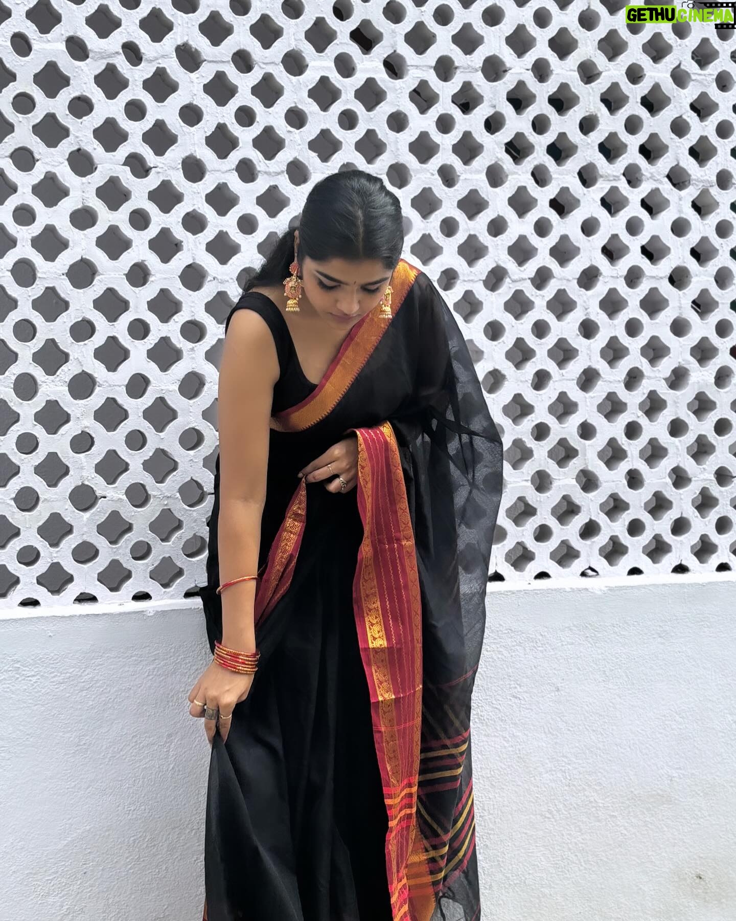 Suveta Shrimpton - 4.6K Likes - Karutha penne š¤
Beautiful saree @unnatisilks
Pc @ak_morningstar____ š§š¾āāļøā„ļø
.
.
.
#sareelove #sareefashion #instagood #trendingnow #blacksareelove #nomakeupmakeup #suvetashrimpton #suveta