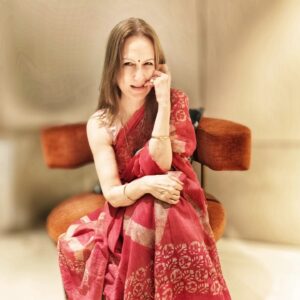 Suzanne Bernert Instagram - Sitting pretty in Saree 🥻🌸🥻
Some of the most beautiful and comfortable Sarees that you can wrap in no time as they are readymade by #isadoralife #sixyardsofelegance