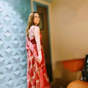 Suzanne Bernert Instagram - Feeling so elegant in this beautiful Saree by @isadoralife1 🌸🩷🌸
Where tradition embraces modern chic. Readymade Saree easy to drape... Pic by @arjunhardas
.
.
.
#sixyardsofelegance #isadoralife
#sareeindia #suzannebernert #alwayselegant #alwaysclassic
