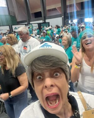 Suzette Bacó Instagram - Un día normal… (dale ➡️) 

✔️8am a 1pm Gran Caravana de MMM 👵🏻
✔️Dentista a blanquear manchitas de café☕️ 
✔️Mi gasolinera favorita porque te dan el servicio sin bajarte del carro y el Sr. Es super amable 🚙
✔️Retoque de color con la mejor @jenniferbeautyexpert (787-364-3651) ‼️25% nn si vas de mi parte hasta 30 de sept. 2024. Código: Suzette te ama 😂 (tienes que decirle si no, no hay descuento 😉) 
✔️Jayaita 🤪
✔️Teatro a ver “Preñás sin Censura” en el Braulio Castillo (se botaron) 
✔️Lista para mimir con mis pijamas favoritas de @islajamas (🌐 www.islajamas.com)  de café, sí esas manchitas que me aclaré😂 (acerca la foto para que veas la pijama 😍) y con mis incondicionales 🐶🐶 y el agregao 🐶 MI FAMILIA 🥰

#viviralmáximo 
#amorpropio❤ 
#andoconmigoymeencanta