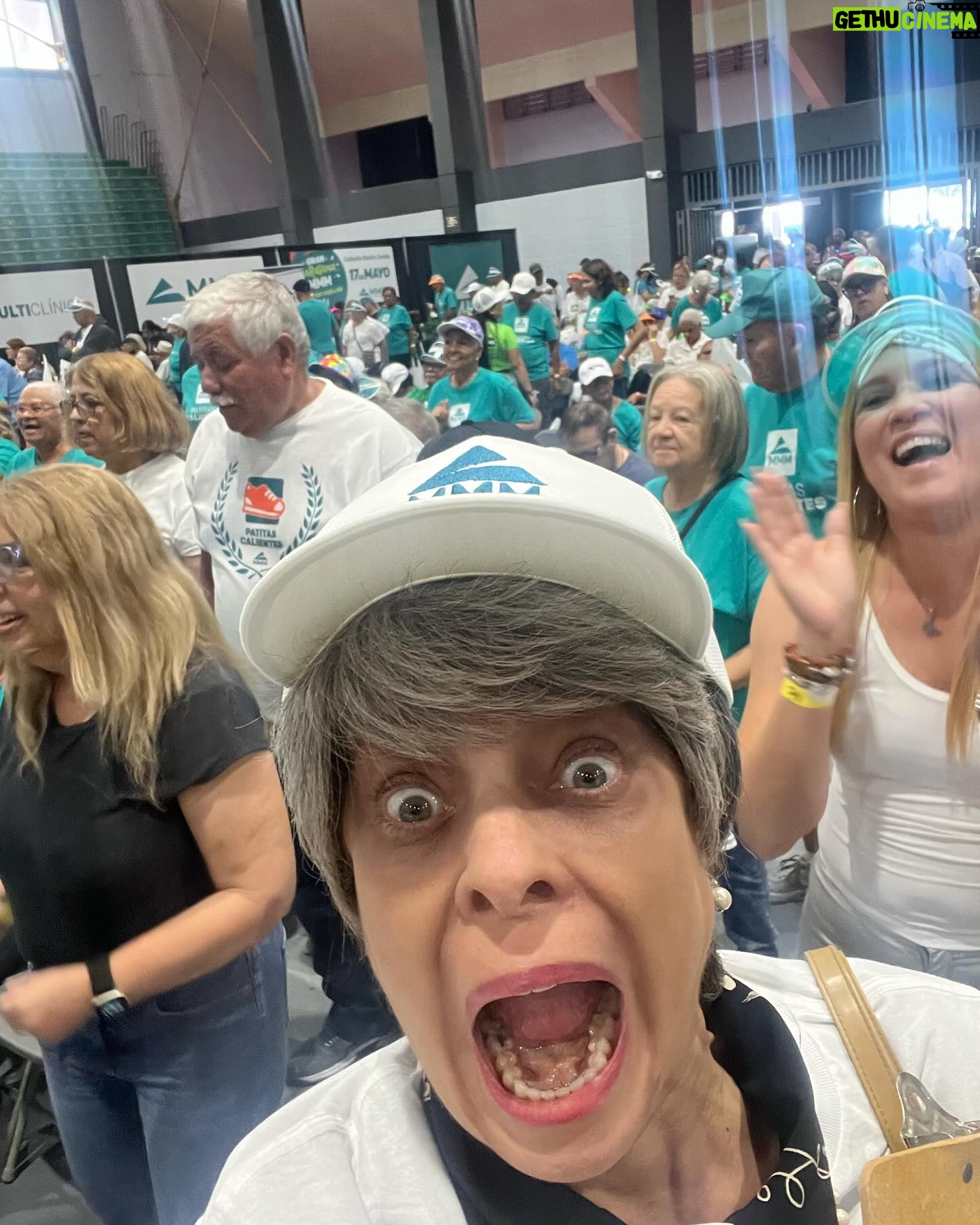 Suzette Bacó - 0.9K Likes - Un día normal… (dale ➡️)
✔️8am a 1pm Gran Caravana de MMM 👵🏻
✔️Dentista a blanquear manchitas de café☕️
✔️Mi gasolinera favorita porque te dan el servicio sin bajarte del carro y el Sr. Es super amable 🚙
✔️Retoque de color con la mejor @jenniferbeautyexpert (787-364-3651) ‼️25% nn si vas de mi parte hasta 30 de sept. 2024. Código: Suzette te ama 😂 (tienes que decirle si no, no hay descuento 😉)
✔️Jayaita 🤪
✔️Teatro a ver “Preñás sin Censura” en el Braulio Castillo (se botaron)
✔️Lista para mimir con mis pijamas favoritas de @islajamas (🌐 www.islajamas.com) de café, sí esas manchitas que me aclaré😂 (acerca la foto para que veas la pijama 😍) y con mis incondicionales 🐶🐶 y el agregao 🐶 MI FAMILIA 🥰
#viviralmáximo
#amorpropio❤
#andoconmigoymeencanta