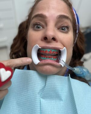 Suzette Bacó Instagram - Un día normal… (dale ➡️) 

✔️8am a 1pm Gran Caravana de MMM 👵🏻
✔️Dentista a blanquear manchitas de café☕️ 
✔️Mi gasolinera favorita porque te dan el servicio sin bajarte del carro y el Sr. Es super amable 🚙
✔️Retoque de color con la mejor @jenniferbeautyexpert (787-364-3651) ‼️25% nn si vas de mi parte hasta 30 de sept. 2024. Código: Suzette te ama 😂 (tienes que decirle si no, no hay descuento 😉) 
✔️Jayaita 🤪
✔️Teatro a ver “Preñás sin Censura” en el Braulio Castillo (se botaron) 
✔️Lista para mimir con mis pijamas favoritas de @islajamas (🌐 www.islajamas.com)  de café, sí esas manchitas que me aclaré😂 (acerca la foto para que veas la pijama 😍) y con mis incondicionales 🐶🐶 y el agregao 🐶 MI FAMILIA 🥰

#viviralmáximo 
#amorpropio❤ 
#andoconmigoymeencanta