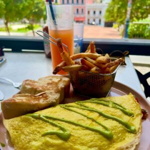 Suzette Bacó Instagram - Decidí hacer mi caminata en el VSJ. Estacioné en el Normandie, caminé, llegué, comí un delicioso brunch en “La Carreta” y luego fui a dos tiendas de segunda mano, prendí una velita en en la Iglesia de San José 🕯️(bellamente restaurada) paseé y regresé.

Detalle importante, verificar el tiempo. 😂😂😂 Cuando vi el cielo y no se veía azul, me di cuenta que los condenaos polvos estaban en high!! 🤦🏻‍♀️ Ya estaba a mitad de caminata. 🚶🏻‍♀️💨 😩. 

Que chula mi cita conmigo…🥰 y que chula terminó en casa dándome terapia. 🤦🏻‍♀️🤧😮‍💨😷 🤷🏻‍♀️🤣🤣🤣

Nadie me quita lo bailao…aunque esté apretá 🫁😮‍💨😅

Disfruten la última foto…😂😂😂

#semequemó 
#nadiemequitalobailao 
#viejosanhuan 
#malditospolvos😷