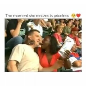 Suzette Bacó Instagram - Ella estaba pasándola tan brutal en el juego cuando los tomaron en cámara, que no se daba cuenta que le estaban pidiendo matrimonio…😂😂😂 
¡Que rico cuando dos se aman así! 🥰