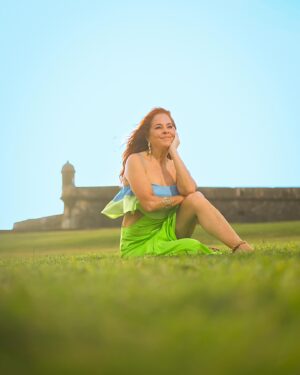 Suzette Bacó Instagram - Estrenando mis 57 años, disfrutando del atardecer del Morro que atesoro tanto. 

Hoy no me celebro, hoy me reconozco. Valido el viaje que he hecho para llegar hasta aquí y lo que me ha costado ser yo. De tanto perder aprendí a ganar, tuve que sentir la soledad para aprender a estar conmigo misma y saber que soy buena compañía. Hago lo que debo de la mejor manera en que puedo. No soy perfecta, pero sé quien soy y donde debo mejorar. En silencio cierro mis ojos para tratar de encontrarme…y me encuentro…y soy tan mía y tan feliz,  y me doy cuenta que merezco más. 
Me abro y confío, y descubro que tengo que volver a confiar. Y vivo, a veces triste, a veces feliz, pero siempre tan viva dentro de mi. Soy el resultado de mis desiciones, algunas acertadas y otras no. Cada persona que llega a mi vida es un maestro. No paro de desaprender y crecer, porque quiero más. Estoy orgullosa de todas mis batallas, unas ganadas otras perdidas, pero todas elecciones mías. No vivo desde el miedo, si me caigo me levanto aunque me tome tiempo. La gratitud me enseña a recibir con  humildad y dar con generosidad. Me han dicho que soy luz…la traigo dentro porque la he trabajado y por eso siempre voy a brillar. Y es que a mis 57 años brillo más que nunca, porque amándome ando y cada día valoro más quien soy. 

Felicidades a mis tres amadas sobrinas que también cumplen hoy. Kiara (@kiarali01 ), Karla (@karly565 ) y desde el cielo donde es libre, mi amada maestra Keishla. 🥹💜

Fotos: 
@will_0mar 
Gracias por ser tan dulce y profesional. 😘