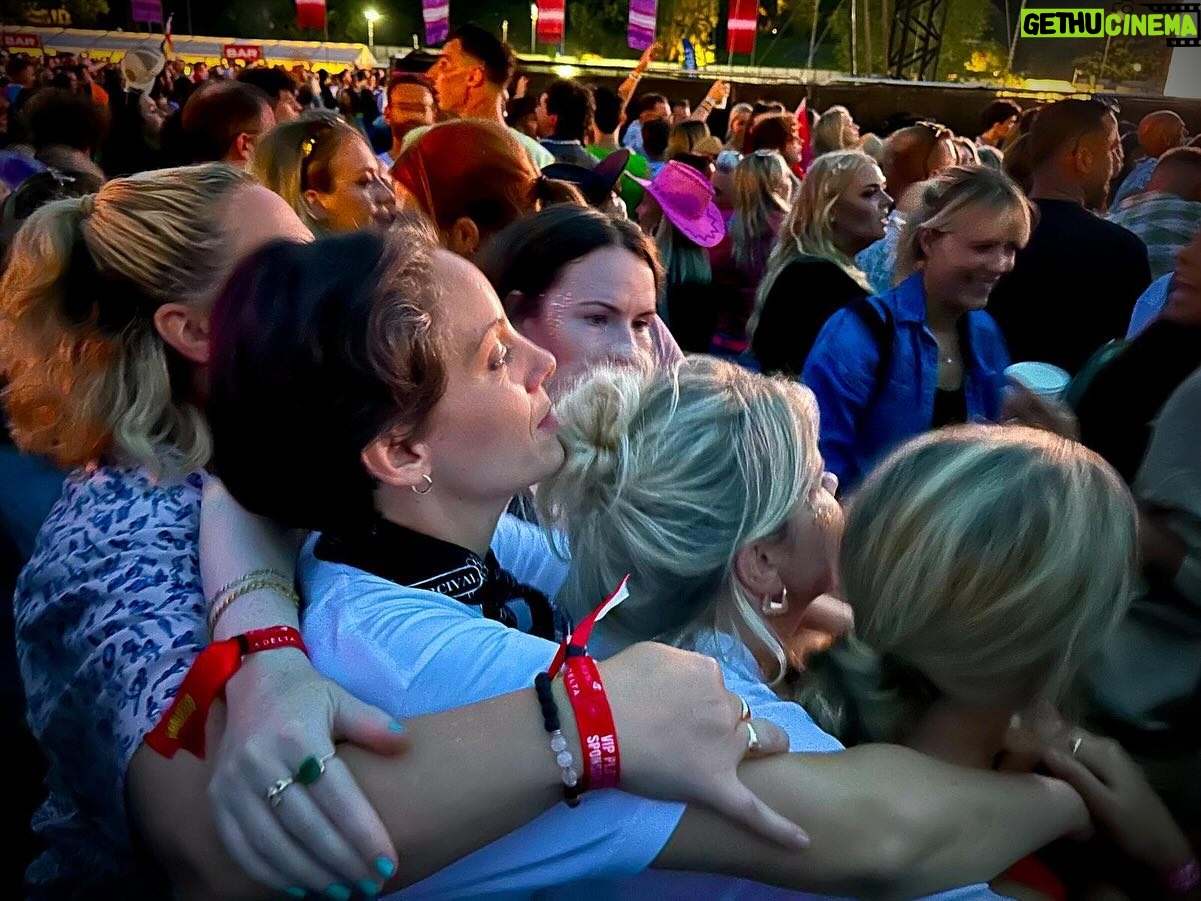 Suzi Ruffell - 4.1K Likes - A wonderful time at Brighton Pride with my best girls.
Yes we did get matching rainbow tattoos.
🌈