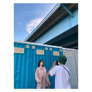 Suzu Hirose Instagram - カレンダーの、なんか載せるとか言ってすっかり。こちら瑛太さんに撮ってもらってる風景でございます。他にもなんかあるかな、また。