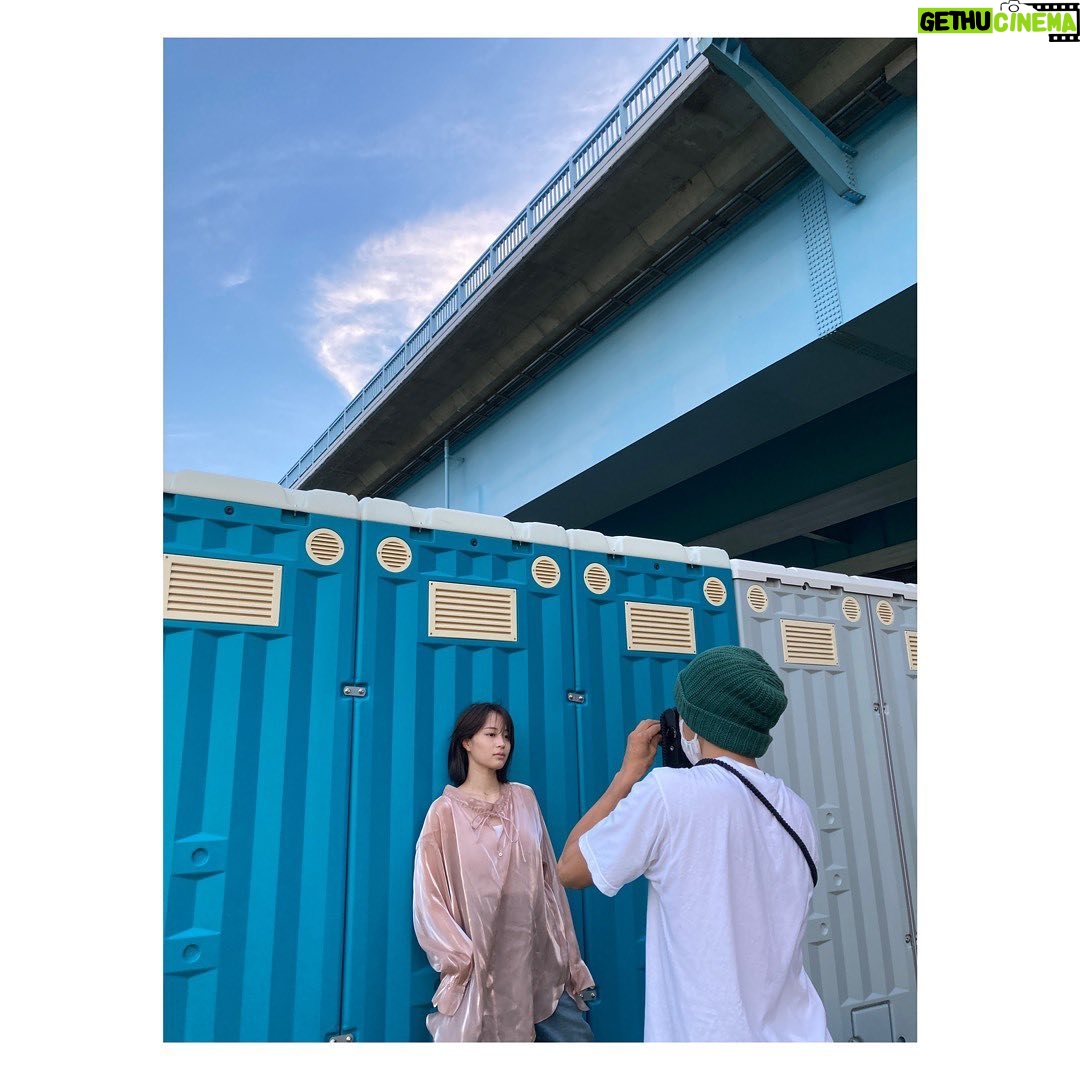 Suzu Hirose - 252.8K Likes - カレンダーの、なんか載せるとか言ってすっかり。こちら瑛太さんに撮ってもらってる風景でございます。他にもなんかあるかな、また。