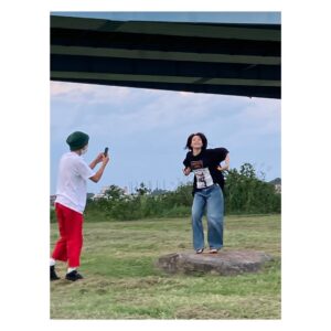 Suzu Hirose Instagram - カレンダーの、なんか載せるとか言ってすっかり。こちら瑛太さんに撮ってもらってる風景でございます。他にもなんかあるかな、また。