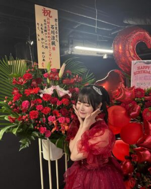 Suzuka Ishikawa Instagram - ・
石川涼楓生誕祭2024 #すずかのせいたんさい
改めて、本当に有難うございました！

念願の生誕祭、とっても嬉しかったです❣️
　

皆さんに思いっきり楽しんでいただきたくて、
この一ヶ月ずっと生誕祭のことを考えてきました。

いかがでしたか？💭

Tシャツやペンライトで会場が赤色でいっぱいになってて
本当に嬉しくて嬉しくて、、

素敵すぎる幸せな時間を有難うございました🥹

そして夢だったスタンドフラワー、
どれも可愛すぎて本当に嬉しかったです😭

立ててくださった皆さんありがとうございます🥲💞
　
　　
22歳の石川涼楓とこれからの君と見るそらも
よろしくお願いします！☺️