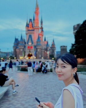 Suzuko Mimori Instagram - 数年ぶりにディズニーランド行ってきたんだー❤️
暑さ回避のため夕方から行ったし、新エリアも行けなかったけど、とってもリフレッシュできました✨
この日、出発しようと車走らせた途端に小雨降ってきて焦った…☔️😂雨女卒業したはずなのに…！
でも着いてからはお天気大丈夫だったのでセーフ☀️