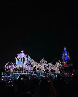 Suzuko Mimori Instagram - 数年ぶりにディズニーランド行ってきたんだー❤️
暑さ回避のため夕方から行ったし、新エリアも行けなかったけど、とってもリフレッシュできました✨
この日、出発しようと車走らせた途端に小雨降ってきて焦った…☔️😂雨女卒業したはずなのに…！
でも着いてからはお天気大丈夫だったのでセーフ☀️
