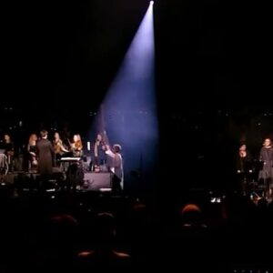 Svetlana Surganova Instagram - 100 причин послушать «Мураками» еще раз: 
 
1. «Мураками» — главный хит Светланы Сургановой. 
2. У песни совершенно героическая история пребывания в «Чартовой дюжине»: в первую же неделю после премьеры она оказалась на 1-м месте хит-парада! На протяжении семи недель песня крепко держала свои позиции лидера и более трех месяцев оставалась в тройке победителей «Чартовой дюжины» 🚀 Но и это еще не все: она заняла 2-ое место в итоговой «Дюжине» лучших рок-песен 2003 года.
3. С этой песней связан самый первый и самый известный фанатский флешмоб на концертах СиО, который продолжается вот уже больше 20 лет. Белые перчатки с сердечками впервые появились на концерте 3 мая 2003 года в клубе «Б2» в Москве ❤ И по сей день они радуют наших музыкантов в концертных залах по всей стране! 
4. «Мураками» чуть не стала лебединой песней для Светланы Сургановой, которая сомневалась, что сможет и дальше писать песни. Слава Музе, к счастью  поклонников, это оказалось не так 😁 
5. Эта песня родилась во время полета, на борту железной птицы ✈️
 
А остальные 95 причин мы хотим услышать от вас! Переходите по ссылке в шапке профиля на наш YouTube-канал, смотрите видео, слушайте «Мураками» и пишите в комментариях ваши причины 😊

#светланасурганова
#сургановаиоркестр