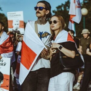 Sviatlana Tsikhanouskaya Instagram - Дарагія мае беларусы! Дзякуй, што далучыліся да акцый салідарнасці ў розных кутках свету: ад Літвы і Польшчы да ЗША і Канады. 

Калі гляджу на фотаздымкі і відэа і бачу, як вы выказваеце словы падтрымкі палітвязням, узгадваеце вершы нашых паэтаў, разам з дзецьмі спяваеце беларускія песні, танчыце ў карагодах і падтрымліваеце адно аднаго – у мяне наварочваюцца слёзы. 

Гэта так каштоўна, што мы ўсе разам сталі голасам нашых палітвязняў і беларусаў унутры краіны, у якіх няма магчымасці быць гучнымі. Упэўненая, яны адчулі нашую еднасць і падтрымку нават на адлегласці. 

Пасля такіх момантаў я дакладна ведаю, што настане дзень, калі мы ўсе разам адсвяткуем свята нашай свабоды на вуліцах Беларусі. 

Абдымаю вас, родныя 🤍❤️🤍   #беларусь #ціханоўская #standwithbelarus