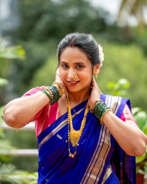 Swanandi Tikekar Instagram - A Tuesday well spent!! ❤️❤️❤️❤️

Paithani by @paithanis.by.mrugakirloskar
Styled by @tanmay_jangam
Clicked by @pranavsane 
Makeup @facestoriesbyhiralkale 
Saree draped by @nilam_art1687 

Thanks to all these lovely people!!! 🌸🌸

#tuesday #family #blue #saree #paithani #swananditikekar