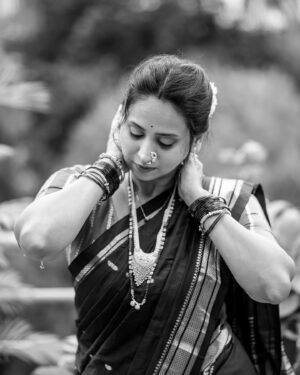Swanandi Tikekar Instagram - A Tuesday well spent!! ❤️❤️❤️❤️

Paithani by @paithanis.by.mrugakirloskar
Styled by @tanmay_jangam
Clicked by @pranavsane 
Makeup @facestoriesbyhiralkale 
Saree draped by @nilam_art1687 

Thanks to all these lovely people!!! 🌸🌸

#tuesday #family #blue #saree #paithani #swananditikekar