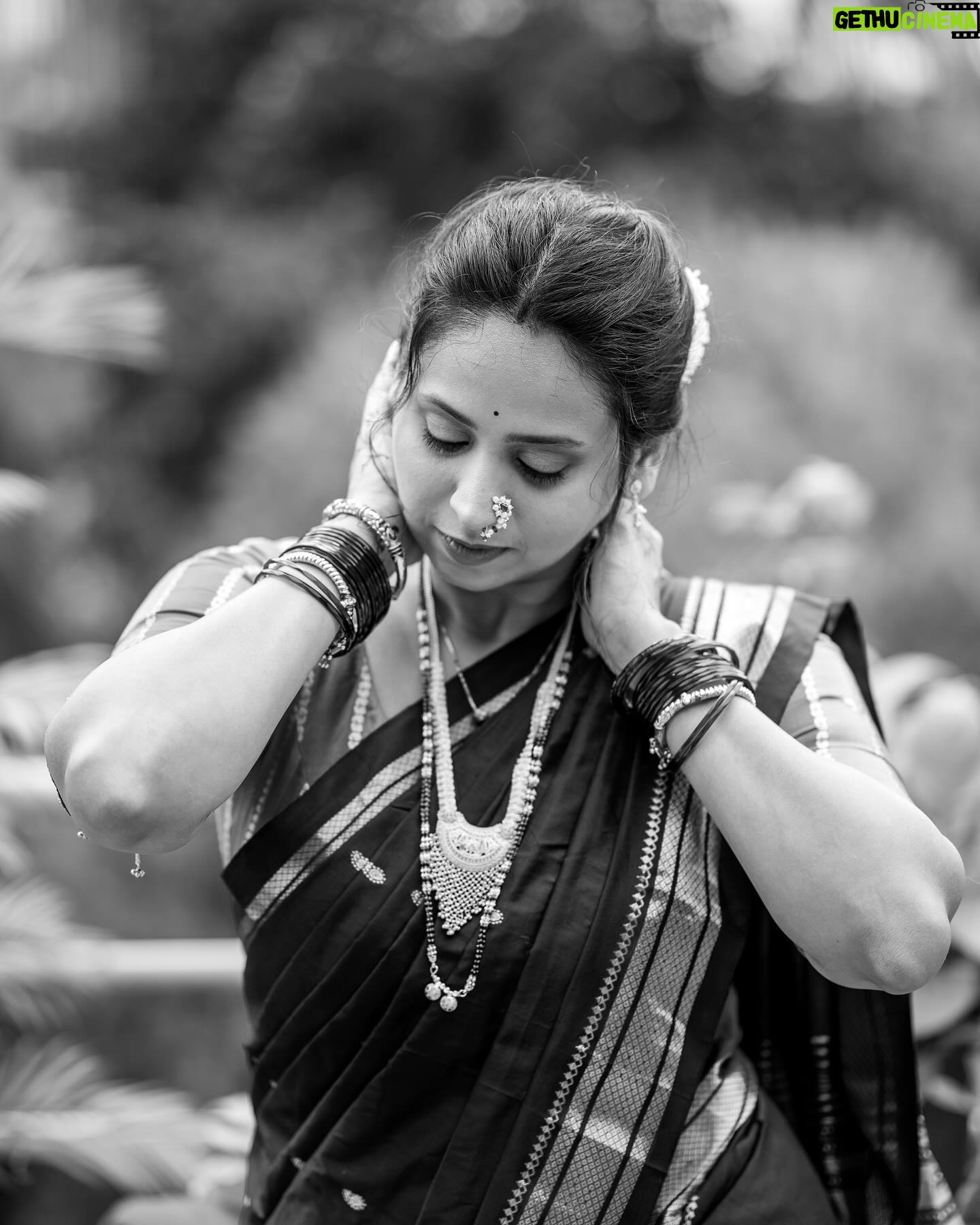 Swanandi Tikekar - 23.2K Likes - A Tuesday well spent!! ❤️❤️❤️❤️
Paithani by @paithanis.by.mrugakirloskar
Styled by @tanmay_jangam
Clicked by @pranavsane
Makeup @facestoriesbyhiralkale
Saree draped by @nilam_art1687
Thanks to all these lovely people!!! 🌸🌸
#tuesday #family #blue #saree #paithani #swananditikekar