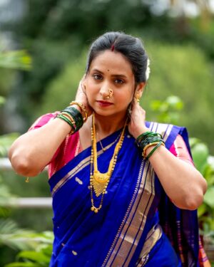 Swanandi Tikekar Instagram - A Tuesday well spent!! ❤️❤️❤️❤️

Paithani by @paithanis.by.mrugakirloskar
Styled by @tanmay_jangam
Clicked by @pranavsane 
Makeup @facestoriesbyhiralkale 
Saree draped by @nilam_art1687 

Thanks to all these lovely people!!! 🌸🌸

#tuesday #family #blue #saree #paithani #swananditikekar