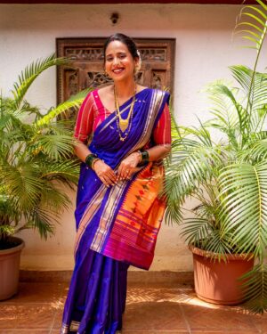 Swanandi Tikekar Instagram - A Tuesday well spent!! ❤️❤️❤️❤️

Paithani by @paithanis.by.mrugakirloskar
Styled by @tanmay_jangam
Clicked by @pranavsane 
Makeup @facestoriesbyhiralkale 
Saree draped by @nilam_art1687 

Thanks to all these lovely people!!! 🌸🌸

#tuesday #family #blue #saree #paithani #swananditikekar