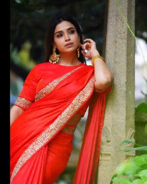 Swetha Changappa Instagram - Red Hawt❤️🧿🙈
ಸೀರೆ ನನ್ನ fav ❤️ 
 And red is the best colour which will enhance indian Beauty. N I'm loving this combination 🧿❤️
What say😍

Make-up:- @keerthiram28 ❤️
Video courtesy is always my favourite @keerthiram28❤️

Outfit and jewellery:- @anjali_raj_designerstudio This was a very beautiful outfit.loved it. Loved the entire look😍 thank u Anjali Raj❤️

Hairstyle:- @hairstyle_by_shashi
Photography: @thenameis__mrk