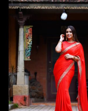 Swetha Changappa Instagram - Red Hawt❤️🧿🙈
ಸೀರೆ ನನ್ನ fav ❤️ 
 And red is the best colour which will enhance indian Beauty. N I'm loving this combination 🧿❤️
What say😍

Make-up:- @keerthiram28 ❤️
Video courtesy is always my favourite @keerthiram28❤️

Outfit and jewellery:- @anjali_raj_designerstudio This was a very beautiful outfit.loved it. Loved the entire look😍 thank u Anjali Raj❤️

Hairstyle:- @hairstyle_by_shashi
Photography: @thenameis__mrk