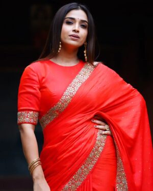 Swetha Changappa Instagram - Red Hawt❤️🧿🙈
ಸೀರೆ ನನ್ನ fav ❤️ 
 And red is the best colour which will enhance indian Beauty. N I'm loving this combination 🧿❤️
What say😍

Make-up:- @keerthiram28 ❤️
Video courtesy is always my favourite @keerthiram28❤️

Outfit and jewellery:- @anjali_raj_designerstudio This was a very beautiful outfit.loved it. Loved the entire look😍 thank u Anjali Raj❤️

Hairstyle:- @hairstyle_by_shashi
Photography: @thenameis__mrk