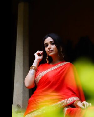 Swetha Changappa Instagram - Red Hawt❤️🧿🙈
ಸೀರೆ ನನ್ನ fav ❤️ 
 And red is the best colour which will enhance indian Beauty. N I'm loving this combination 🧿❤️
What say😍

Make-up:- @keerthiram28 ❤️
Video courtesy is always my favourite @keerthiram28❤️

Outfit and jewellery:- @anjali_raj_designerstudio This was a very beautiful outfit.loved it. Loved the entire look😍 thank u Anjali Raj❤️

Hairstyle:- @hairstyle_by_shashi
Photography: @thenameis__mrk