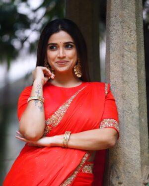 Swetha Changappa Instagram - Red Hawt❤️🧿🙈
ಸೀರೆ ನನ್ನ fav ❤️ 
 And red is the best colour which will enhance indian Beauty. N I'm loving this combination 🧿❤️
What say😍

Make-up:- @keerthiram28 ❤️
Video courtesy is always my favourite @keerthiram28❤️

Outfit and jewellery:- @anjali_raj_designerstudio This was a very beautiful outfit.loved it. Loved the entire look😍 thank u Anjali Raj❤️

Hairstyle:- @hairstyle_by_shashi
Photography: @thenameis__mrk
