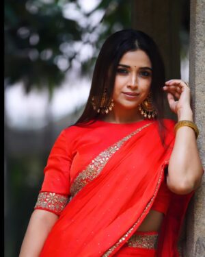Swetha Changappa Instagram - Red Hawt❤️🧿🙈
ಸೀರೆ ನನ್ನ fav ❤️ 
 And red is the best colour which will enhance indian Beauty. N I'm loving this combination 🧿❤️
What say😍

Make-up:- @keerthiram28 ❤️
Video courtesy is always my favourite @keerthiram28❤️

Outfit and jewellery:- @anjali_raj_designerstudio This was a very beautiful outfit.loved it. Loved the entire look😍 thank u Anjali Raj❤️

Hairstyle:- @hairstyle_by_shashi
Photography: @thenameis__mrk