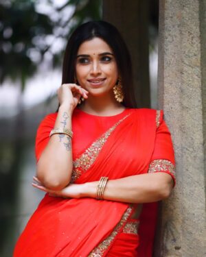Swetha Changappa Instagram - Red Hawt❤️🧿🙈
ಸೀರೆ ನನ್ನ fav ❤️ 
 And red is the best colour which will enhance indian Beauty. N I'm loving this combination 🧿❤️
What say😍

Make-up:- @keerthiram28 ❤️
Video courtesy is always my favourite @keerthiram28❤️

Outfit and jewellery:- @anjali_raj_designerstudio This was a very beautiful outfit.loved it. Loved the entire look😍 thank u Anjali Raj❤️

Hairstyle:- @hairstyle_by_shashi
Photography: @thenameis__mrk