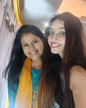 Swetha Changappa Instagram - ಅಪರ್ಣಾ ಅಕ್ಕ RIP 💔💔💔💔💔💔💔

ಬಹುಶಃ ನಿಮ್ಮನ್ನ ಅಕ್ಕ ಅಂತ ಕರೆದಷ್ಟು ನಾನು ಯಾರನ್ನೂ ಅಕ್ಕ ಅಂತ ಕರೆದಿಲ್ಲ💔😖

ನಿಮ್ಮ ಜೊತೆ ಕಳೆದ ಪ್ರತಿ ಕ್ಷಣ ನಗುವಿನ ಅಲೆ... 
ಪ್ರತಿಯೊಂದು ನೆನಪು ನನ್ನ ಕೊನೆಯ ಉಸಿರಿನ ವರೆಗೂ ಶಾಶ್ವತವಾಗಿ ನನ್ನ ಜೊತೆ ಇರುತ್ತೆ. 

ತುಂಬಾ ಬೇಗ ಹೊರಟ್ ಬಿಟ್ರಿ..😖
ಹೋಗಿ ಬನ್ನಿ ನಮ್ಮ ಪ್ರೀತಿಯ ಕನ್ನಡತಿ.🙏🏻🙏🏻🙏🏻